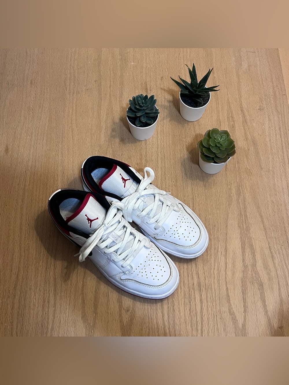 Nike Air Jordan 1 Low (GS) White Gym Red Sneakers in size 5 youth / 6.5 Woman’s - Picture 2 of 8
